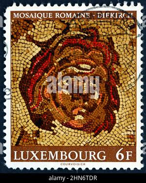 LUXEMBOURG - VERS 1977 : un timbre imprimé au Luxembourg montre la tête de Medusa, mosaïque romaine de Diekirch (3rd siècle), vers 1977 Banque D'Images
