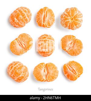 Motif de mandarines entières pelées ou de fruits orange mandarin et de segments pelés isolés sur fond blanc Banque D'Images