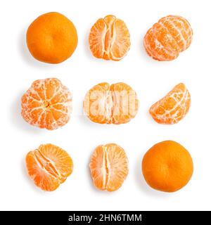 Motif de mandarines entières ou de fruits orange mandarin et segments pelés isolés sur fond blanc Banque D'Images