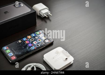 KIEV, UKRAINE - 21 DÉCEMBRE 2020: Nouveau Apple iPhone 11 Pro Space Gray déballé sur fond noir. IPhone 11 pro a été créé et développé par l'AP Banque D'Images