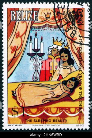 BELIZE - VERS 1980: Un timbre imprimé au Belize montre la princesse, le roi et la reine, scène de la beauté du sommeil, année internationale de l'enfant, vers 1980 Banque D'Images