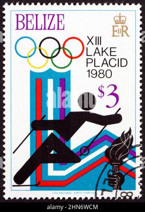 BELIZE - VERS 1980 : un timbre imprimé au Belize montre le ski de fond, Jeux olympiques d'hiver de 1980, Lake Placid, vers 1980 Banque D'Images