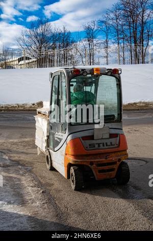 Moscou, Russie -13 février 2022 : un chariot élévateur transporte des marchandises sur le territoire. Photo de haute qualité Banque D'Images