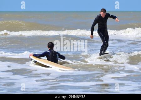 FRANCE. CHARENTE-MARITIME (17). ÎLE D'OLÉRON. FORMATION DE SURF SUR LA PLAGE DE SAINT-TROJAN-LES-BAINS. Banque D'Images