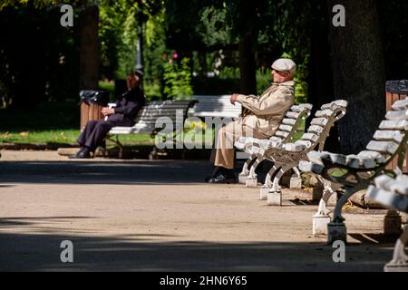 Anciano descendansando al sol, parque de la Alameda de Cervantes, la Dehesa, Soria, Comunidad Autónoma de Castilla, Espagne, Europe Banque D'Images