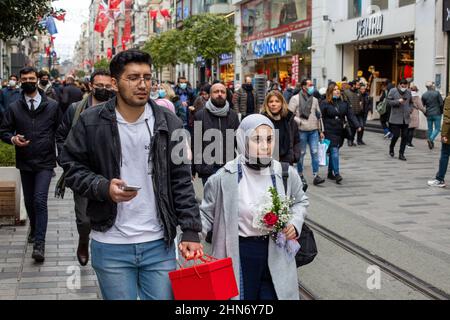 14 février 2022 : un couple d'amateurs marchant dans la foule sur la rue Istiklal à Taksim. Les difficultés économiques de la Turquie ont eu un impact sur les ventes de fleurs et de cadeaux avant la Saint-Valentin, car les consommateurs ont été contraints d'accorder la priorité aux besoins de base tels que les produits alimentaires. Au cours de cette période, lorsque le taux d'inflation annuel a augmenté pour le huitième mois consécutif et a atteint 48,69% en janvier 2022, il a été difficile de trouver un acheteur lorsqu'une seule augmentation a été vendue pour 50 à 60 liras à Istanbul le 14 février 2022. (Image de crédit : © Tolga Ildun/ZUMA Press Wire) Banque D'Images