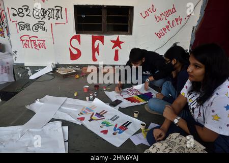Un étudiant de la communauté LGBTIQ de l'Université Jadavpur fait un écriteau pour se joindre à un rassemblement pour exiger les droits LGBTIQ et mettre fin à la violence contre eux, à l'occasion de la Saint-Valentin. Le 14 février 2022 à Kolkata, en Inde. (Photo de Sukhomoy  Sen/ Eyepix Group) Banque D'Images