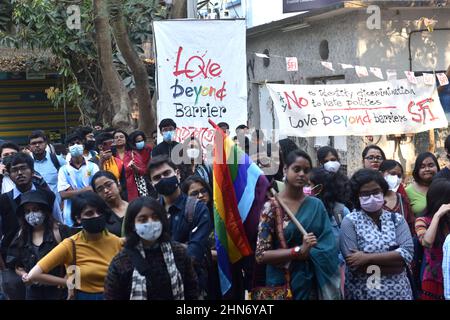 Un étudiant de la communauté LGBTIQ de l'Université Jadavpur lève un drapeau arc-en-ciel, tout en participant à un rassemblement pour exiger les droits des LGBTIQ et mettre fin à la violence contre eux, à l'occasion de la Saint-Valentin. Le 14 février 2022 à Kolkata, en Inde. (Photo de Sukhomoy  Sen/ Eyepix Group) Banque D'Images