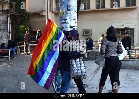 Un étudiant de la communauté LGBTIQ de l'Université Jadavpur lève un drapeau arc-en-ciel, tout en participant à un rassemblement pour exiger les droits des LGBTIQ et mettre fin à la violence contre eux, à l'occasion de la Saint-Valentin. Le 14 février 2022 à Kolkata, en Inde. (Photo de Sukhomoy  Sen/ Eyepix Group) Banque D'Images