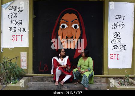 Un étudiant de la communauté LGBTIQ de l'Université Jadavpur lève un drapeau arc-en-ciel, tout en participant à un rassemblement pour exiger les droits des LGBTIQ et mettre fin à la violence contre eux, à l'occasion de la Saint-Valentin. Le 14 février 2022 à Kolkata, en Inde. (Photo de Sukhomoy  Sen/ Eyepix Group) Banque D'Images