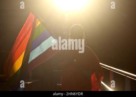 Un étudiant de la communauté LGBTIQ de l'Université Jadavpur lève un drapeau arc-en-ciel, tout en participant à un rassemblement pour exiger les droits des LGBTIQ et mettre fin à la violence contre eux, à l'occasion de la Saint-Valentin. Le 14 février 2022 à Kolkata, en Inde. (Photo de Sukhomoy  Sen/ Eyepix Group) Banque D'Images