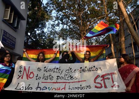 Un étudiant de la communauté LGBTIQ de l'Université Jadavpur lève un drapeau arc-en-ciel, tout en participant à un rassemblement pour exiger les droits des LGBTIQ et mettre fin à la violence contre eux, à l'occasion de la Saint-Valentin. Le 14 février 2022 à Kolkata, en Inde. (Photo de Sukhomoy  Sen/ Eyepix Group) Banque D'Images