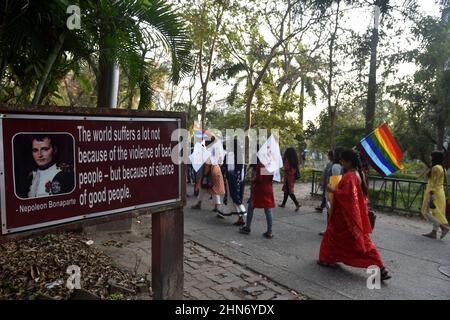 Un étudiant de la communauté LGBTIQ de l'Université Jadavpur lève un drapeau arc-en-ciel, tout en participant à un rassemblement pour exiger les droits des LGBTIQ et mettre fin à la violence contre eux, à l'occasion de la Saint-Valentin. Le 14 février 2022 à Kolkata, en Inde. (Photo de Sukhomoy  Sen/ Eyepix Group) Banque D'Images