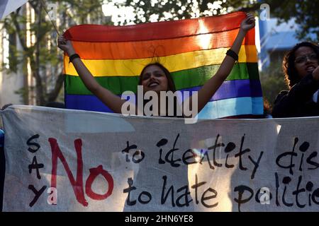 Un étudiant de la communauté LGBTIQ de l'Université Jadavpur lève un drapeau arc-en-ciel, tout en participant à un rassemblement pour exiger les droits des LGBTIQ et mettre fin à la violence contre eux, à l'occasion de la Saint-Valentin. Le 14 février 2022 à Kolkata, en Inde. (Photo de Sukhomoy  Sen/ Eyepix Group) Banque D'Images