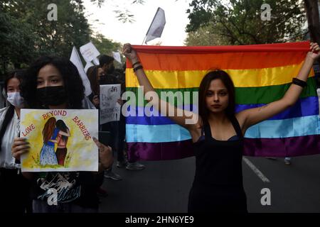 Un étudiant de la communauté LGBTIQ de l'Université Jadavpur lève un drapeau arc-en-ciel, tout en participant à un rassemblement pour exiger les droits des LGBTIQ et mettre fin à la violence contre eux, à l'occasion de la Saint-Valentin. Le 14 février 2022 à Kolkata, en Inde. (Photo de Sukhomoy  Sen/ Eyepix Group) Banque D'Images