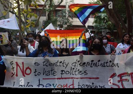 Un étudiant de la communauté LGBTIQ de l'Université Jadavpur lève un drapeau arc-en-ciel, tout en participant à un rassemblement pour exiger les droits des LGBTIQ et mettre fin à la violence contre eux, à l'occasion de la Saint-Valentin. Le 14 février 2022 à Kolkata, en Inde. (Photo de Sukhomoy  Sen/ Eyepix Group) Banque D'Images