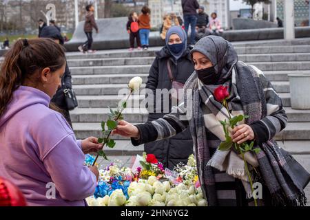 14 février 2022 : les gens achètent des fleurs pour la Saint-Valentin au marché aux fleurs de la place Taksim. Les difficultés économiques de la Turquie ont eu un impact sur les ventes de fleurs et de cadeaux avant la Saint-Valentin, car les consommateurs ont été contraints d'accorder la priorité aux besoins de base tels que les produits alimentaires. Au cours de cette période, lorsque le taux d'inflation annuel a augmenté pour le huitième mois consécutif et a atteint 48,69% en janvier 2022, il a été difficile de trouver un acheteur lorsqu'une seule augmentation a été vendue pour 50 à 60 liras à Istanbul le 14 février 2022. (Image de crédit : © Tolga Ildun/ZUMA Press Wire) Banque D'Images