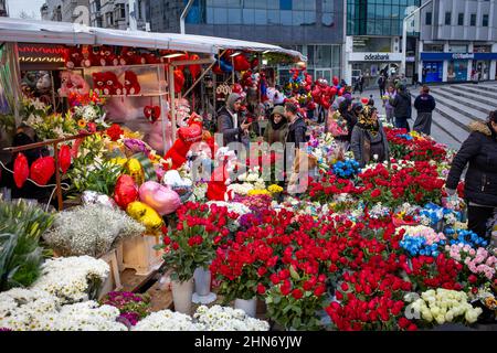 14 février 2022 : les gens achètent des fleurs pour la Saint-Valentin au marché aux fleurs de la place Taksim. Les difficultés économiques de la Turquie ont eu un impact sur les ventes de fleurs et de cadeaux avant la Saint-Valentin, car les consommateurs ont été contraints d'accorder la priorité aux besoins de base tels que les produits alimentaires. Au cours de cette période, lorsque le taux d'inflation annuel a augmenté pour le huitième mois consécutif et a atteint 48,69% en janvier 2022, il a été difficile de trouver un acheteur lorsqu'une seule augmentation a été vendue pour 50 à 60 liras à Istanbul le 14 février 2022. (Image de crédit : © Tolga Ildun/ZUMA Press Wire) Banque D'Images