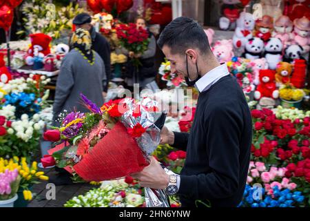 14 février 2022 : les gens achètent des fleurs pour la Saint-Valentin au marché aux fleurs de la place Taksim. Les difficultés économiques de la Turquie ont eu un impact sur les ventes de fleurs et de cadeaux avant la Saint-Valentin, car les consommateurs ont été contraints d'accorder la priorité aux besoins de base tels que les produits alimentaires. Au cours de cette période, lorsque le taux d'inflation annuel a augmenté pour le huitième mois consécutif et a atteint 48,69% en janvier 2022, il a été difficile de trouver un acheteur lorsqu'une seule augmentation a été vendue pour 50 à 60 liras à Istanbul le 14 février 2022. (Image de crédit : © Tolga Ildun/ZUMA Press Wire) Banque D'Images