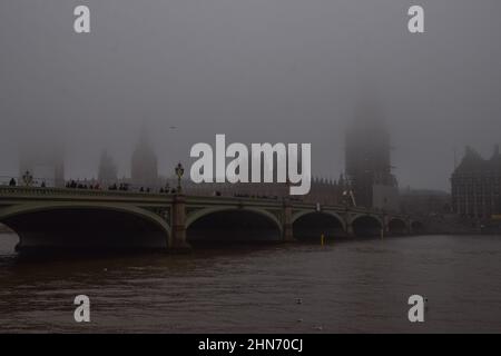 Londres, Royaume-Uni 19th décembre 2021.Un brouillard dense couvre les chambres du Parlement et de Big Ben. Banque D'Images