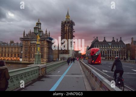 Un coucher de soleil spectaculaire sur le Parlement et le pont de Westminster. Londres, Royaume-Uni, 17 mars 2021. Banque D'Images