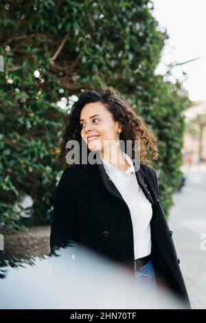 Portrait d'une jeune femme latino-américaine à l'extérieur Banque D'Images