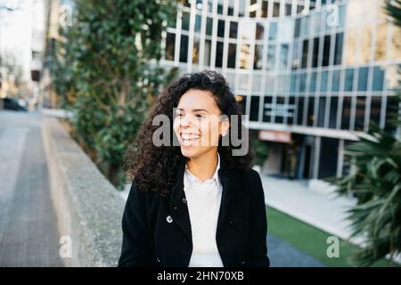 Une jeune femme d'affaires riant dans la rue Banque D'Images
