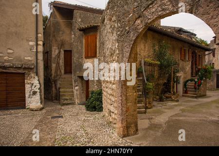 Le quartier historique du château, via Posterna, en hiver dans la petite ville de Malcesine sur la rive nord du lac de Garde, province de Vérone, Vénétie, Italie Banque D'Images