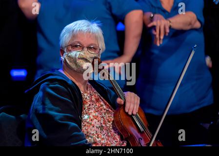 Violoniste féminine avec masque facial lors d'un concert intitulé il a construit cette ville au Pavillon Cliffs, à Southend on Sea, Essex, en hommage au député Sir David Amess Banque D'Images