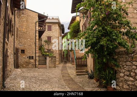 Le quartier historique du château, via Posterna, en hiver dans la petite ville de Malcesine sur la rive nord du lac de Garde, province de Vérone, Vénétie, Italie Banque D'Images