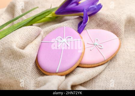 Délicieux biscuits de Pâques et fleur sur table, gros plan Banque D'Images