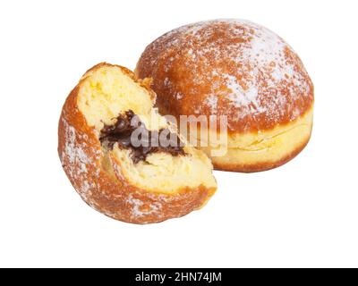 Boule de beignet berliner lumineuse et savoureuse avec garniture de crème au chocolat isolée sur fond blanc Banque D'Images