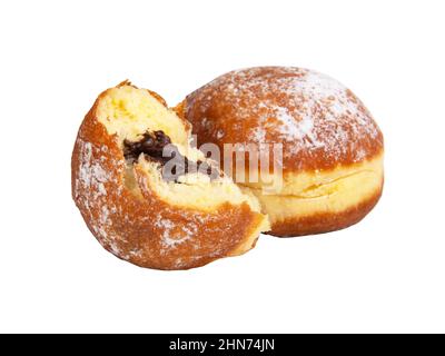 Boule de beignet berliner lumineuse et savoureuse avec garniture de crème au chocolat isolée sur fond blanc Banque D'Images