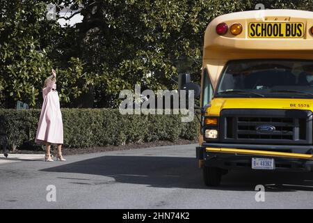 Washington, États-Unis. 14th févr. 2022. La première dame des États-Unis, Jill Biden Waves Au revoir, s'adresse aux élèves de l'école élémentaire Aiton de DC pour célébrer la Saint Valentin à Washington, DC, le lundi 14 février 2022. Photo d'Oliver Contreras/UPI crédit: UPI/Alay Live News Banque D'Images