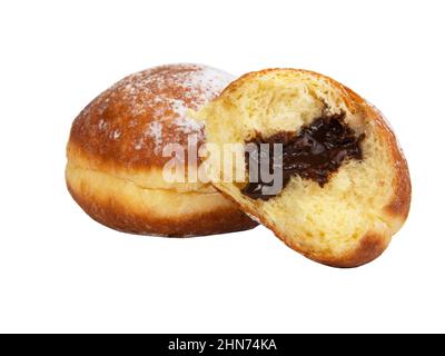 Boule de beignet berliner lumineuse et savoureuse avec garniture de crème au chocolat isolée sur fond blanc Banque D'Images