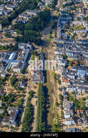 Vue aérienne, zone inondée à la rivière Ahr avec Kurhaus Bad Neuenahr et Steigenberger Hotel ainsi que Georg-Kreuzberg-Straße à Bad Neuenahr-Ahrweil Banque D'Images