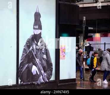 Une fresque humoristique présentant le Premier ministre britannique Boris Johnson habillé comme un policier portant un chapeau de fête est apparue dans le centre de Manchester, au Royaume-Uni. Banque D'Images