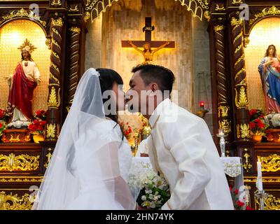 14 février 2022, ville de Mandaluyong, région de la capitale nationale, Philippines : chaque année, la ville de Mandaluyong organise un mariage de masse parrainé par l'unité du gouvernement local. Cette fois-ci, ce nouveau lot de couples a donné leur voeu de mariage cette Saint-Valentin. Une meilleure façon de célébrer la Saint-Valentin est de se marier, de porter un anneau et de donner leur premier baiser comme couples mariés. (Image de crédit : © George BUID/ZUMA Press Wire) Banque D'Images