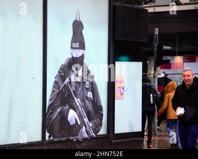 Une fresque humoristique présentant le Premier ministre britannique Boris Johnson habillé comme un policier portant un chapeau de fête est apparue dans le centre de Manchester, au Royaume-Uni. Banque D'Images