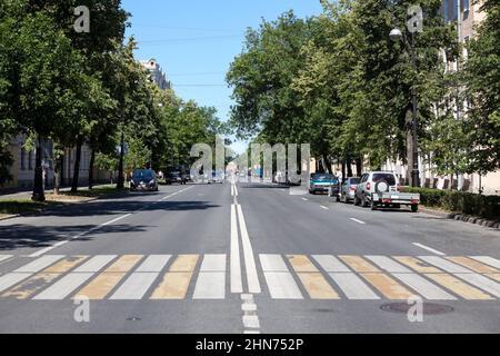 Kronstadt, Russie - vers juillet 2021 : une des rues centrales de la Kronstadt. C'est une ville portuaire russe dans le district de Kronshtadtsky du Cit fédéral Banque D'Images