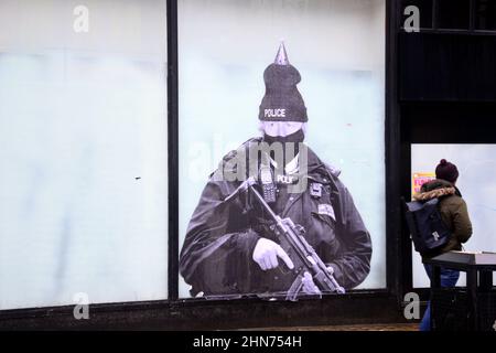 Une fresque humoristique présentant le Premier ministre britannique Boris Johnson habillé comme un policier portant un chapeau de fête est apparue dans le centre de Manchester, au Royaume-Uni. Banque D'Images
