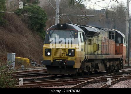 Colas Rail a accompagné la classe 70 diesel-électrique loco 70 815 sur le WCML approchant Carnforth le lundi 14th février 2022 mouvement léger de moteur. Banque D'Images