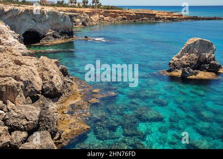 Ayia Napa station d'été côte rocheuse vue sur le front de mer, Chypre. Banque D'Images