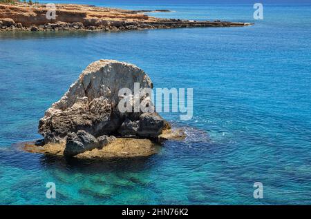 Ayia Napa station d'été côte rocheuse vue sur le front de mer, Chypre. Banque D'Images