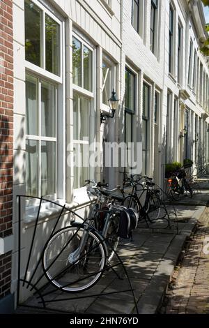 Hollande typique - les bicyclettes sont sur une façade de maison sur Zeeland aux pays-Bas Banque D'Images