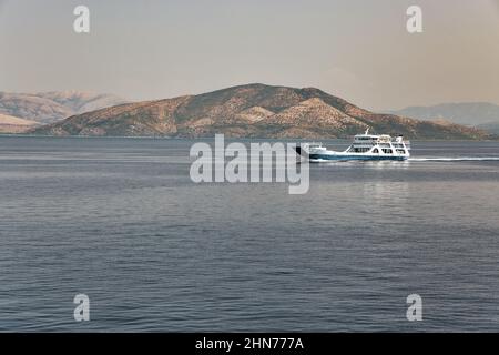 Seascape avec le ferry navigue au loin de la côte de la Grèce Banque D'Images