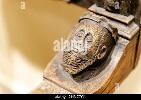 Fauteuil sculpté antique. Un ancien fauteuil de 17th siècle du sud de l'Allemagne. Meubles anciens en chêne. Banque D'Images