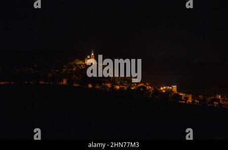 Vue de nuit sur Veliko Tarnovo avec la forteresse de Tsarevets, la cathédrale de l'Ascension et la réserve architecturale et muséale de Trapezitsa en Bulgarie. Banque D'Images