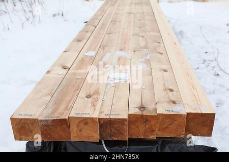 Bois de sciage carré pour la construction de maisons en bois. Les inscriptions rabotées sèches sont des estampillages Banque D'Images