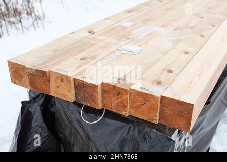 Grumes en bois séché au carré pour la construction de maisons en bois. Inscriptions rabotées sèches en tant que tampon Banque D'Images